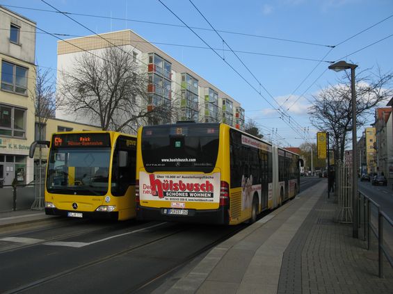 V tramvajové zastávce Zwinglistrasse se potkávají také páteøní autobusové linky 61 a 64. Takových zastávek najdete v Drážïanech mnoho. Spoleènì s jednotnými intervaly, chytrými návaznostmi a aktuálními informacemi je v Drážïanech radost pøestupovat.