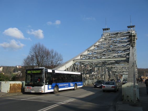 Legendární ocelový most "Blaues Wunder" pøes Labe smìøuje k malebné kopcovité ètvrti Loschwitz se dvìma mìstskými lanovkami. Vedou pøes nìj i dvì páteøní linky 61 a 63. Kdysi tu také jezdily trolejbusy.