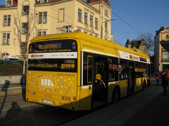 Záï elektrobusu Solaris na koneèné linky 79, kde se pøestupuje na tramvaje i páteøní autobusovou linku 64. Linka 79 byla pùvodnì midibusová, proto zde není snížená kapacita autobusu vlivem více prostoru pro rùzné agregáty problém.