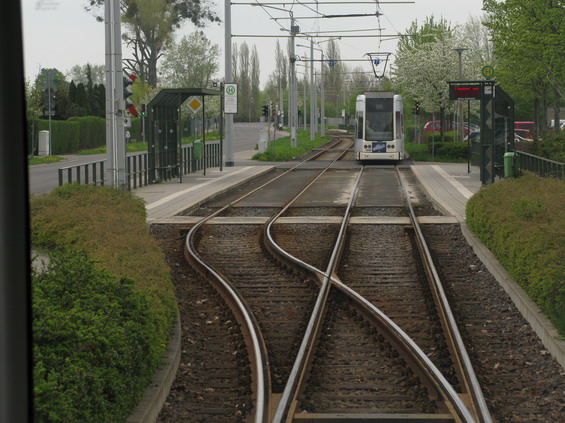 Na trati do jihozápadního sídlištì projíždí linka 3 i tímto jednokolejným úsekem.