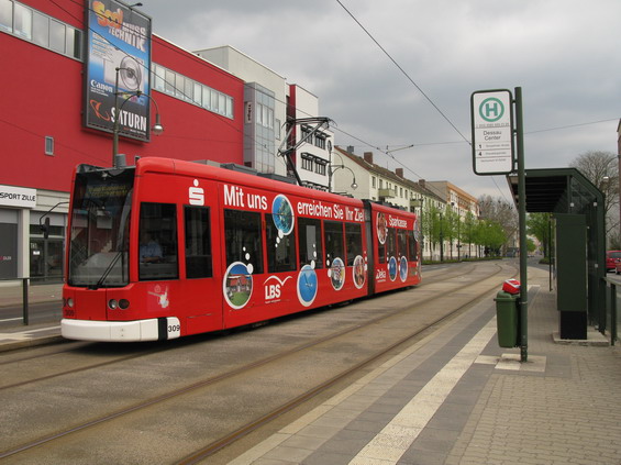 Jednièka pøijíždí do centra od jihu. O víkendu nejezdí linka 4, takže linka 1 zajíždí kromì své trasy na jih i na odboènou tra� do zastávky Sportplatz Kreuzbergstrasse smìrem tam i zpìt.