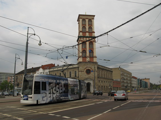 Tramvajová køižovatka v centru mìsta, kde se rozdìlují linky smìrem na jih ze spoleèného úseku od hlavního nádraží.