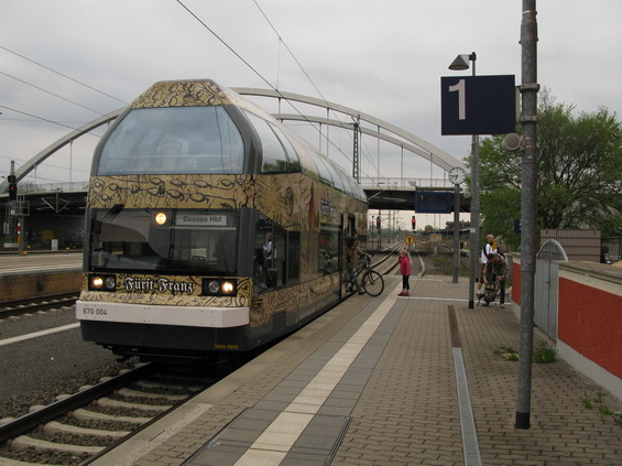 Dvoupatrový vyhlídkový motorák vyjíždí pøímo z hlavního nádraží v Dessau. Je také hojnì využíván cyklisty, jízdenky prodává strojvedoucí vlaku.