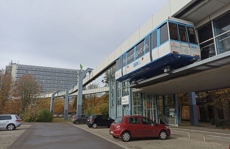 Pøestupní stanice H-Bahnu, kde linka 1 navazuje každých 10 minut na vlaky S-Bahnu z Dortmundu. Tato univerzitní automatická dráha funguje pouze ve všední dny na síti dlouhé 3 km. Kromì základní trasy je zde ještì krátká odboèka ke stanici Campus Nord.