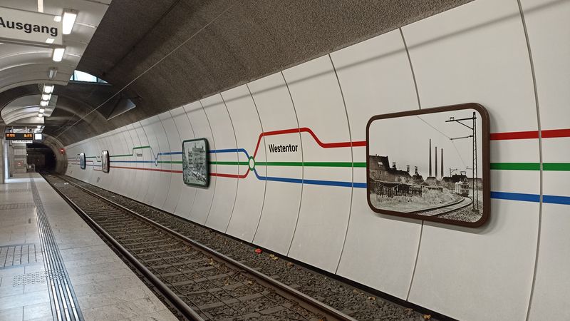 Nejnovìjší stanice dortmundského podzemí leží na východozápadní tramvajové trase a byly otevøeny v roce 2008. V tunelu je celkem 5 stanic, které využívají linky U43 a U44 jezdící v souhrnném špièkovém intervalu 2-5 minut.