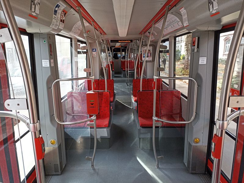 Na tramvajových linkách U43 a U44 jezdí 47 tøíèlánkových nízkopodlažních tramvají Bombardier, které byly dodány v letech 2007-12. Na hlavní lince U43 jsou spøahovány do dvojic. Linka U43 je v nejvytíženìjším úseku posílena vloženými spoji, které dávají dohromady interval 3-7 minut.
