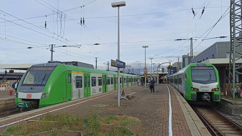 Hlavní nádraží v Dortmundu je koneènou stanicí také pro vlaky S-Bahnu aglomerace Porýní-Porúøí. Zde jsou zachyceny oba dopravci zdejšího systému (DB a Abellio) již v nových barvách S-Bahn Rhein-Ruhr. Dlouhá linka S1 odtud vede pøes Bochum, Essen, Duisburg a Düsseldorf až do Solingenu.
