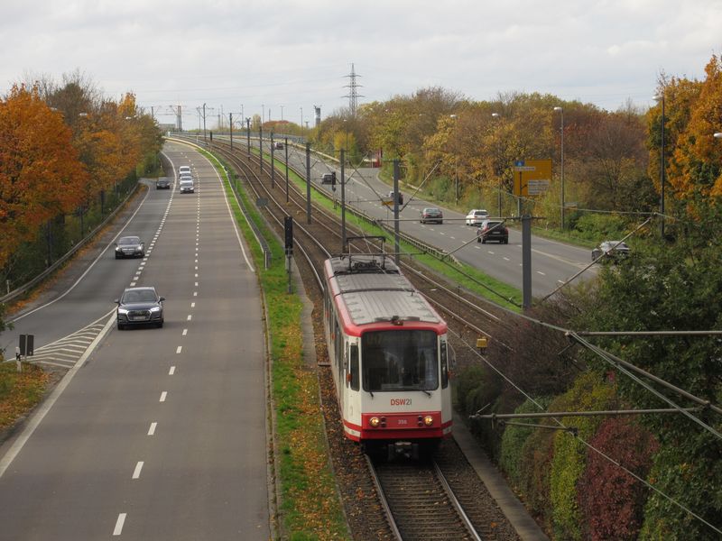 Dortmundský Stadtbahn je v centru veden pod zemí, na okrajích po povrchu nebo na nadzemních estakádách. Nìkteré okrajové úseky na linkách U47 a U49 jsou jednokolejné.
