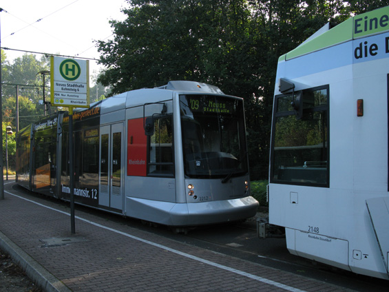 Výluková koneèná na okraji Neussu, kam kromì U-Bahnu zajíždí také tramvajová linka 709. Kvùli prostestùm místních obèanù byla zdejší tramvaj málem zrušena.