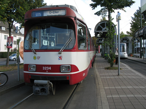 Stadtbahn v Neussu - zde zaèíná linka U75. Na Stadtbahnu jezdí pouze obousmìrné vozy s vysokou podlahou. Jinak se ale chovají úplnì stejnì jako tramvaje, dokonce v nìkterých úsecích jezdí Stadtbahn a tramvaje spolu.