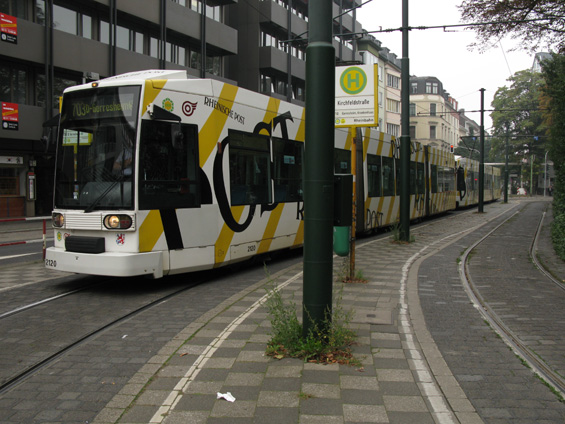 Bloková smyèka jako koneèná linky 703 v centru. Na této lince jezdí ve dvojicích starší nízkopodlažní tramvaje z Bautzenu.