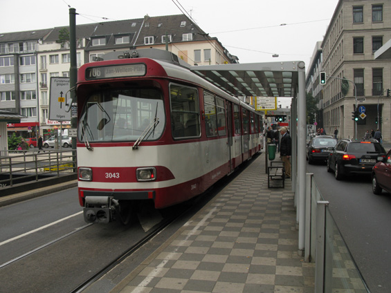 Obousmìrná tramvaj Düwag novìjší série na lince 706. I když se nápadnì podobá vozùm U-Bahnu, na druhý pohled je vidìt rozdíl ve dveøích - tento vùz neumožòuje zastavit u vysokého nástupištì.