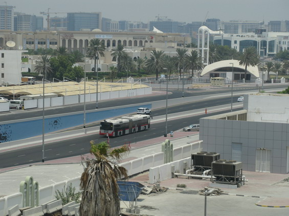 V Dubaji jezdí také kloubové autobusy Solaris. Jednotlivé typy linek se odlišují písmenem pøed èíslem linky (napø. C, F, E nebo X).