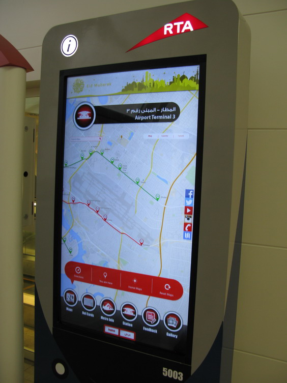 Ve stanicích metra si mùžete zobrazit libovolné dopravní informace na tìchto velkoplošných dotykových obrazovkách.