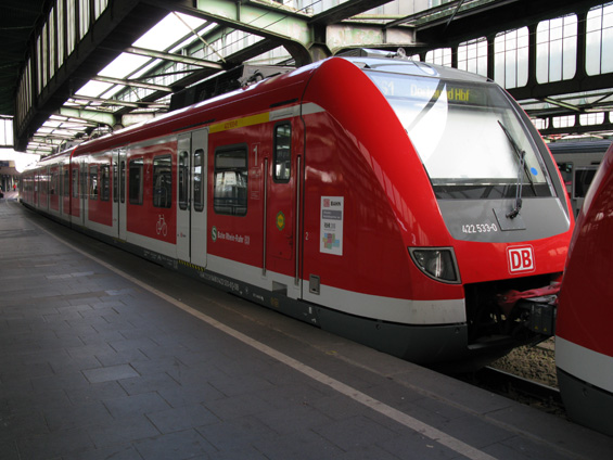 Páteøí železnièní dopravy v Duisburgu je pøedlouhá linka S-Bahnu S1 z Düsseldorfu do Dortmundu. Na této lince jezdí vìtšinou moderní elektrické jednotky. Pro cestu do Düsseldorfu je o dost rychlejší než linka U79, navíc jede kolem mezinárodního letištì.