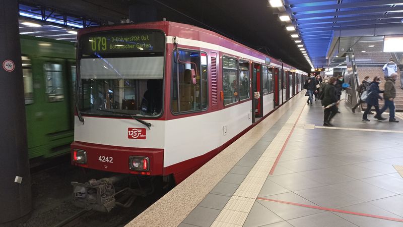 Linku U79 provozuje duisburský dopravní podnik DVG spoleènì s dopravcem Rheinbahn z Düsseldorfu. Linka U79 totiž zajíždí až do centra Düsseldorfu ležícího jižnì od Duisburgu.