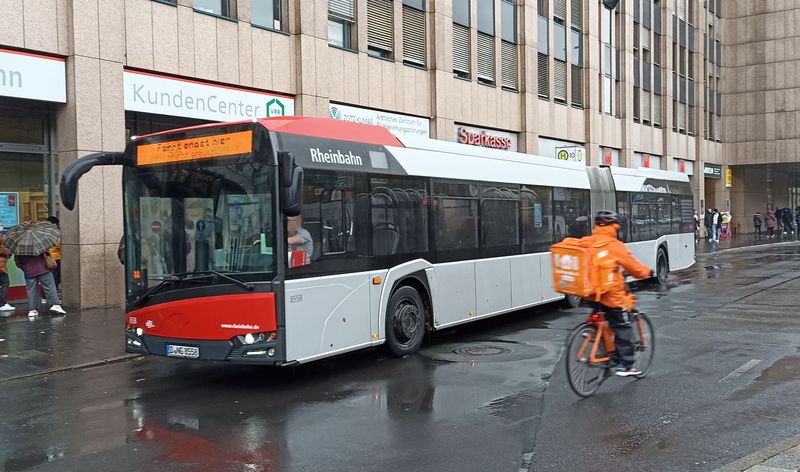 Mìstský dopravce Rheinbahn pokraèuje pøi obnovì autobusù v dlouholeté tradici nákupu autobusù Solaris. Na území Düsseldorfu a jeho okolí provozuje 115 linek. Od roku 2018 zde jezdí také 3 metrobusové linky oznaèené jako M1-M3.