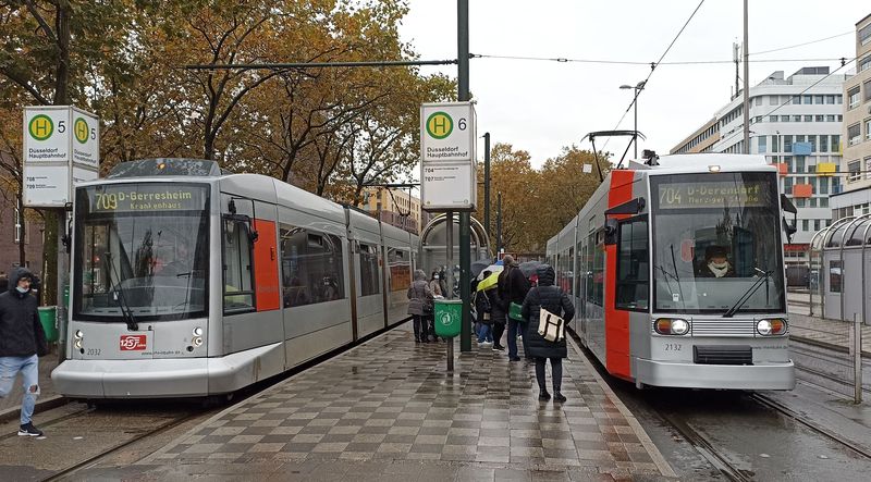 Oba dva typy klasických tramvají pøed hlavním nádražím. Vlevo je novìjší typ od Siemensu, kterých bylo dodáno ve dvou délkových verzích 51, vpravo je starší typ z druhé poloviny 90. let, kterých tu jezdí 48. Na tramvajových linkách už nepotkáte vysokopodlažní vozy.