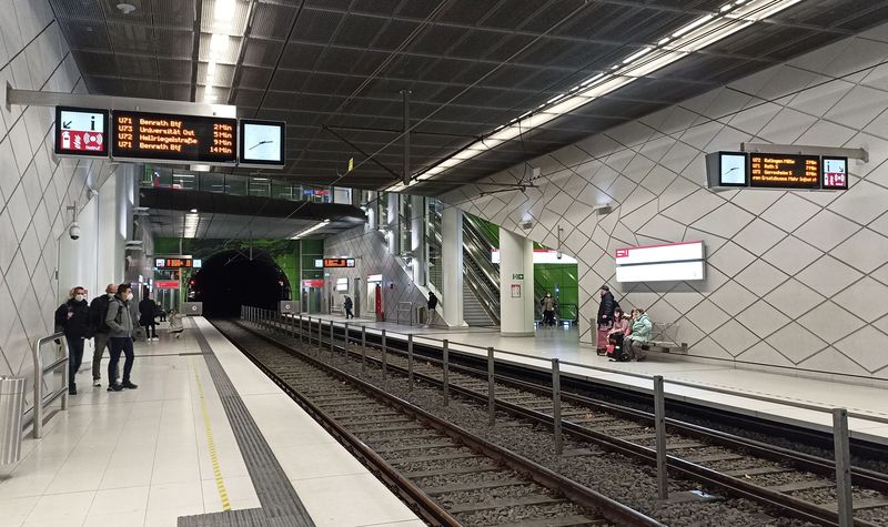 Moderní podzemní stanice pro pùvodnì tramvajové linky v novém tunelu pod centrem od jihozápadu na severovýchod. Ty byly po zprovoznìní tunelu pøeznaèeny na U, i když se nejedná o klasický Stadtbahn, ale nízkopodlažní tramvaje.