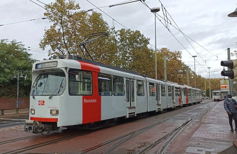 Nejstarší zástupce vozidel Stadtbahnu na koneèné v sousedním mìstì Neuss na levém bøehu Rýna. Tyto skoro již 50leté tramvaje už brzy nahradí nový typ vysokopodlažních vozidel od Bombardieru, kterých má být dodáno až 43. I pøesto dostávají nìkteré staré vozy nový korporátní nátìr.