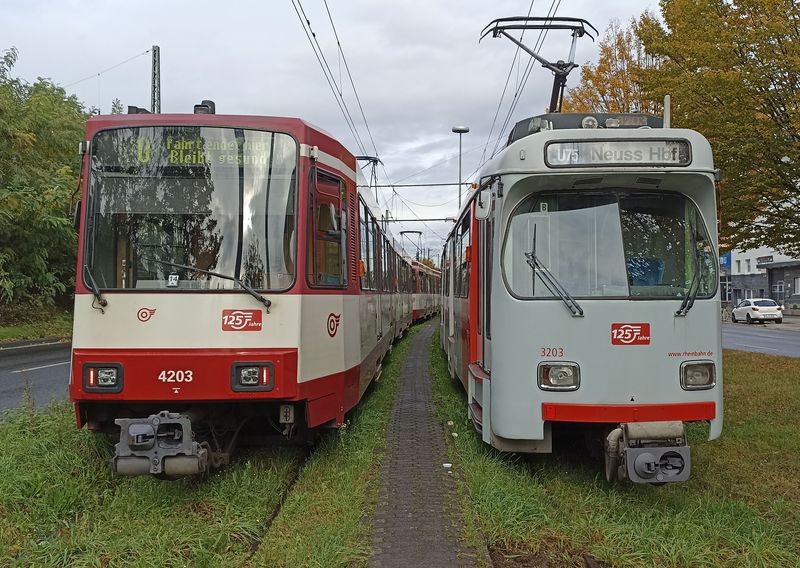 Dva základní typy pùvodního Stadtbahnu na koneèné v Neussu: vpravo tøíèlánkový Düwag z let 1973-4, kterých zde jezdí 36, vlevo dvouèlánkový Düwag (spøahovaný do dvojic) z let 1981-93, provozovaný v poètu 88 jednotek.