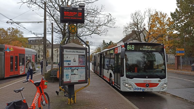 Dopravní podnik v Neussu disponuje také kloubovými autobusy. Zde se potkávají s tramvají 709 na jižním okraji tohoto mìsteèka.