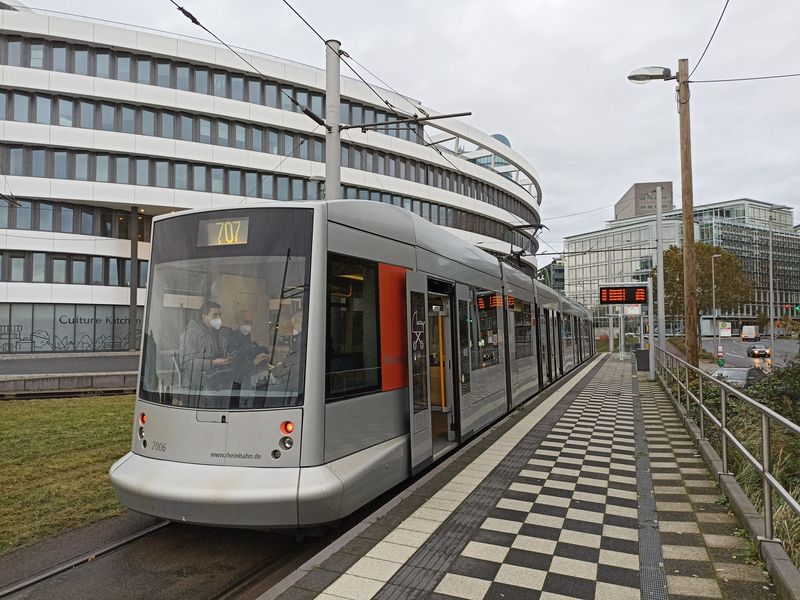 Západní koneèná linky 707 v nové ètvrti Medienhafen, kam tramvaje dojely v roce 2014.