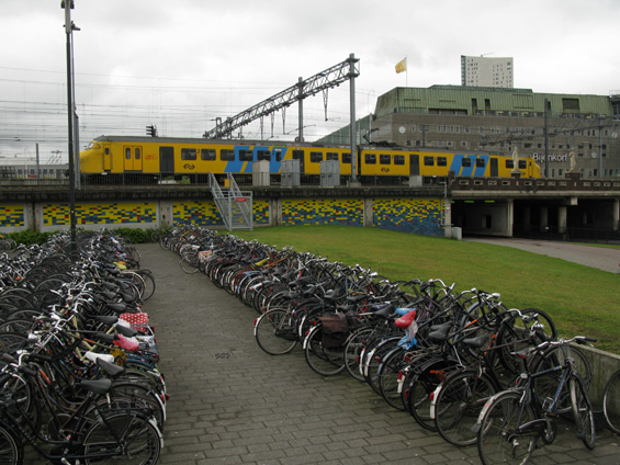 Nejdùležitìjší druh dopravy v Nizozemí má také své parkovištì u vlakového nádraží. V pozadí typický modrožlutý pøímìstský vlak.