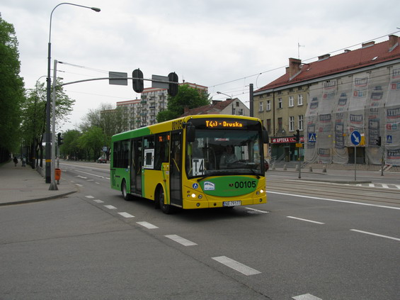 Èásteènì nízkopodlažní midibus Autosan na náhradní lince T4. Tato polookružní linka nahrazuje jak tramvaje na trati kolem nádraží, tak na pøevážnì jednokolejné trati do zastávky Saperów.