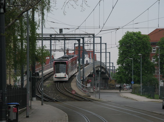 Nejsevernìjší tramvajová tra� vedoucí do stanice Zoopark pøekonává u severního vlakového nádraží po tomto mostì železnièní koleje.
