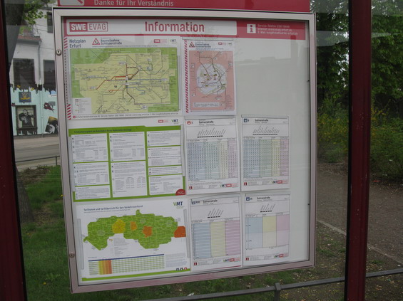 Informaèní vitrína na tramvajové zastávce poskytuje kompletní servis. Nechybí ani informace o integrovaném tarifním systému VMT, který zasahuje na území mìst Gotha, Erfurt, Výmar, Jena nebo Gera.