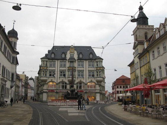 Erfurt je jedno z mála nìmeckých mìst, které nebylo zasaženo rozsáhlým bombardováním na konci 2. svìtové války. Tato ulice, po které normálnì jezdí linka 2, nyní výlukovì 4, právì prochází rekonstrukcí a zklidnìním.