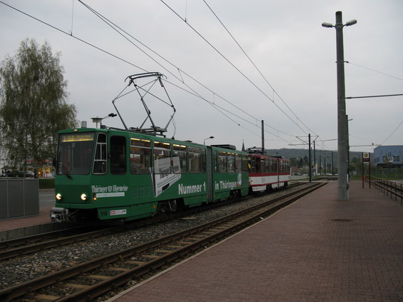Ve všední dny je možné ještì na pár posledních provozních tramvají KT4D narazit. Zde na koneèné linky 3 Urbicher Kreuz na okraji rozlehlého sídlištì na jihovýchodì mìsta.