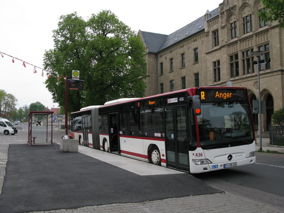 Provizorní nástupní zastávka náhradní autobusové linky R vedoucí do centrálního uzlu Anger. kloubový autobus jezdí každých 10 minut.