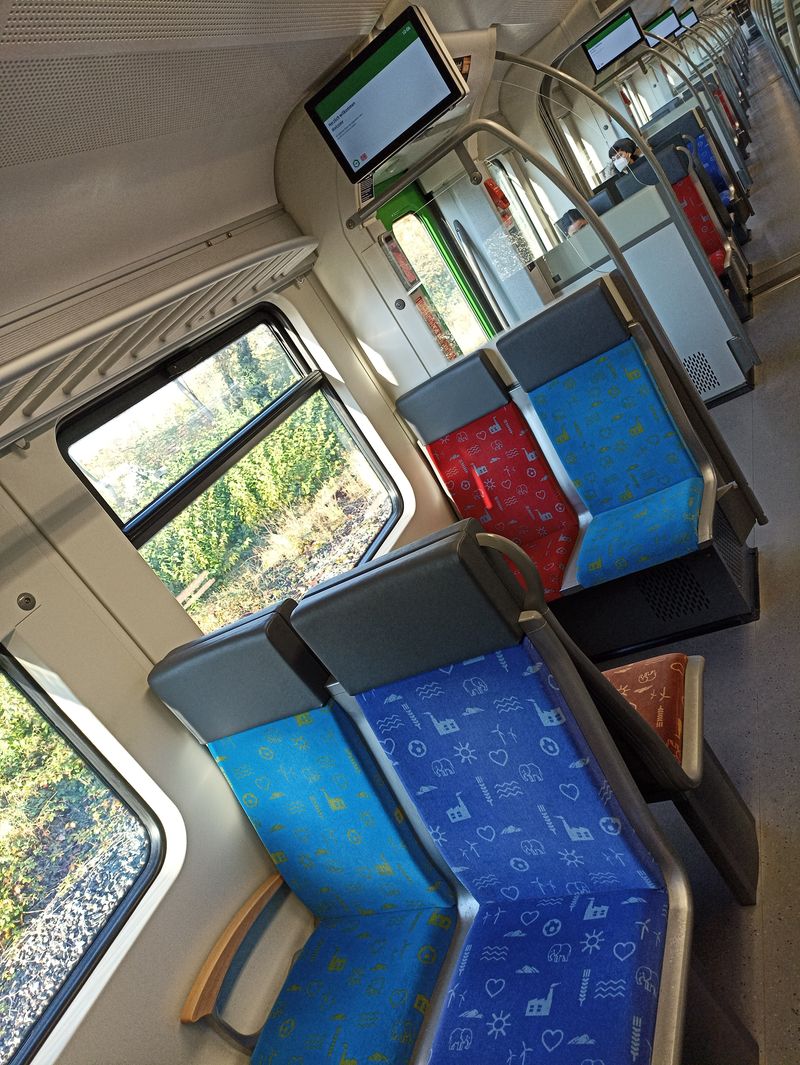Se změnou vnějšího vzhledu elektrických jednotek S-Bahnu přišlo i přebarvení sedadel. I zde se propisuje typicky průmyslový charakter tohoto hustě osídleného regionu propojujícího vzájemně srostlá města.