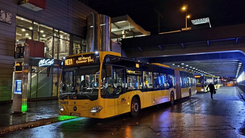 Od esenského hlavního nádraží v noci vyjíždějí noční autobusové linky NE, neboli NachtExpress, které obsluhují také okolní města v aglomeraci.