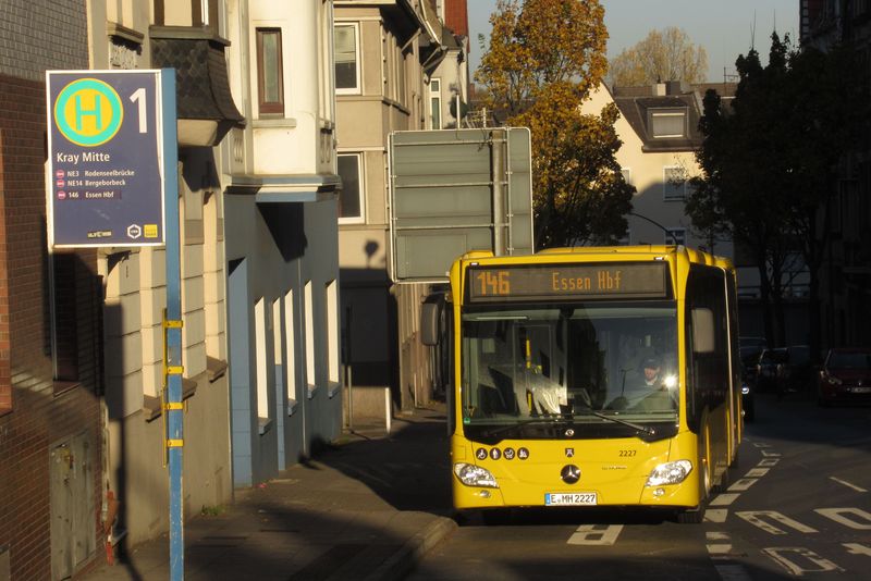 Nové kloubové Citaro na superpáteřní lince 146, která jezdí každých 5 minut mezi centrem Essenu a městečkem Kray. Zde na objízdné trase a s odmontovanými postranními kolečky kvůli probíhající rekonstrukci autobusové silnice. Celkem bylo v roce 2020 dodáno 20 těchto speciálních autobusů s mild-hybridním pohonem.