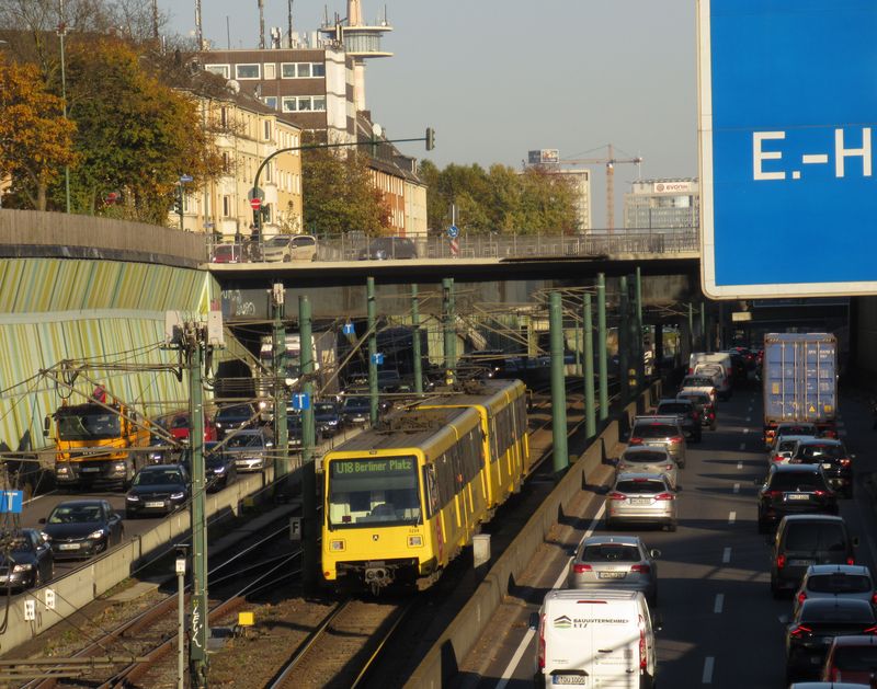 Páteřní linka U18 spojuje Essen s Mühlheimem západně od něj. Obě města jsou propojena jak touto linkou Stadtbahnu, tak i tramvajovými linkami, které provozuje společný dopravní podnik Ruhrbahn. Linka U18 vede mezi oběma městy uprostřed páteřní východozápadní dálnice.