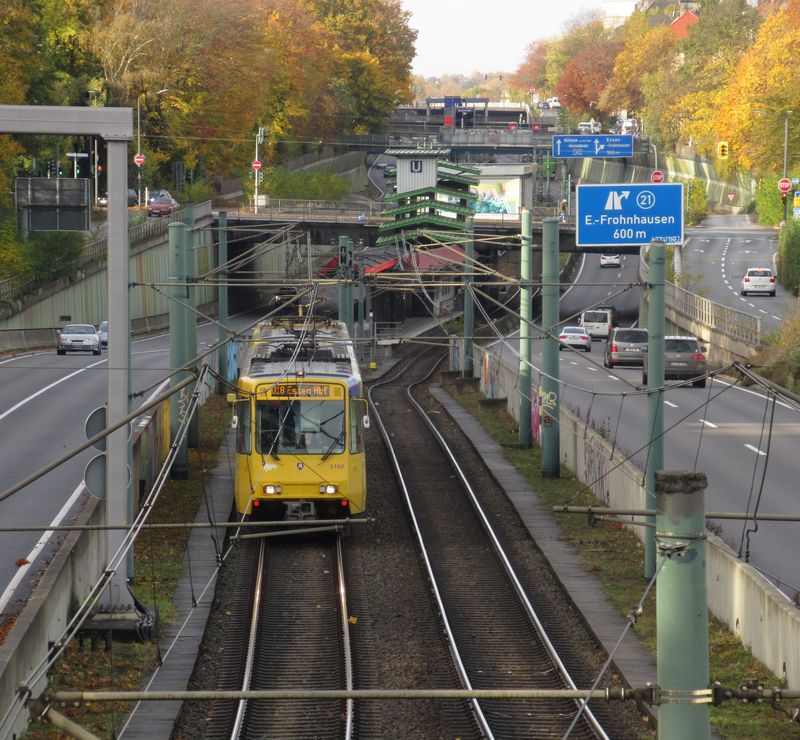 Další záběr meziměstské linky U18 mezi Essenem a Mühlheimem uprostřed dálnice. Vlaky tudy jezdí v základním intervalu 10 minut a cesta mezi centry obou měst trvá 20 minut.