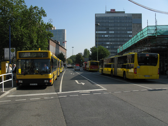 Pøestupní uzel u hlavního nádraží. Tady se potkávají hlavní autobusové linky. V podzemí se odehrává ruch tramvají a Stadtbahnu.