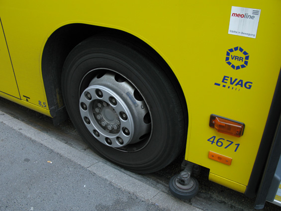 Detail koleèka, které vede autobus boènì a umožòuje najet tìsnì k zastávkové hranì.