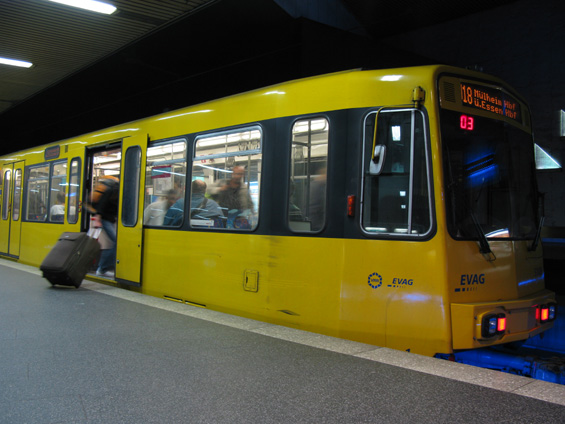 Jedna ze tøí linek "stadtbahnu" na hlavním nádraží. Tato linka míøí za hranice Essenu do mìsta Mühlheim.