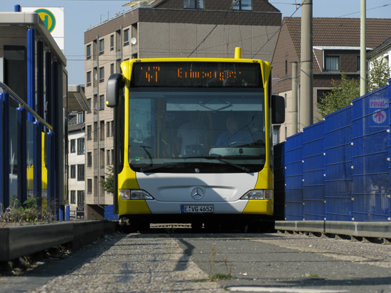 Detail pøíjezdu autobusu do zastávky Wasserturm, kde je veden boèními lištami.