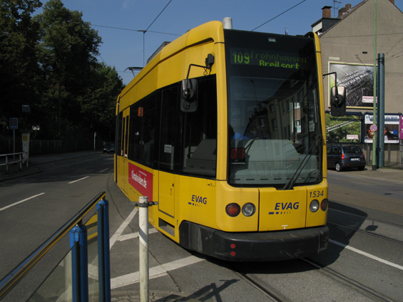 A ještì jednou nová tramvaj s pevnými podvozky.