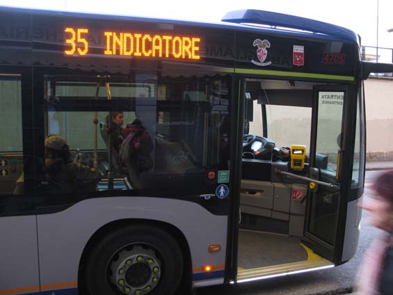 Spolu s novými autobusy se zavádí nástup pouze pøedními dveømi, ale místní to pøíliš nerespektují a øidièùm to je celkem jedno. K usmìrnìnému nástupu vybízí aspoò rùznobarevnì oznaèené dveøe.