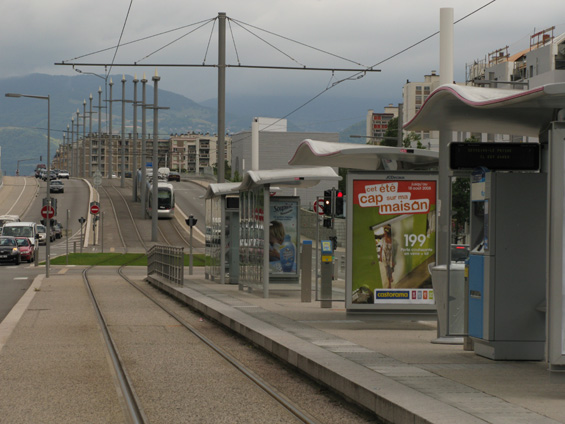 Díky nové tramvajové lince C v Grenoblu (otevøena v roce 2006) byly zklidnìny široké automobilové bulváry a hromadná doprava dostala úplnì jiný rozmìr. Linka C míøí jihozápadním smìrem do ètvrti Seyssins. Grenoble byl prvním mìstem na svìtì, který mìl 100% vozového parku tramvají bezbariérovì pøístupných.