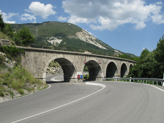 Moriez: Na trase železnice Nice - Digne najdete mnoho mostù, tunelù, záøezù a náspù. Terén je totiž extrémnì nároèný. Vlaky tu však díky zájmu turistù nepøestaly jezdit.