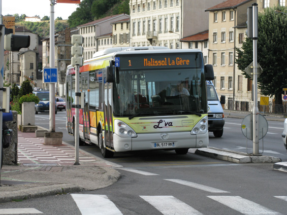 Vienne: Mìstské autobusy dopravce LVA jsou opatøeny moderním barevným nátìrem. Všech 8 linek vyjíždí od místního vlakového nádraží, vìtšina z nich pak pokraèuje kolem historického centra po nábøeží Rhony.