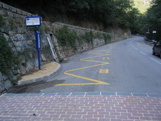 Ukázka autobusové zastávky s úsporným, ale hustotì provozu odpovídajícím nástupním ostrùvkem poblíž horského mìsteèka St. Martin-Vésubie blízko italských hranic. Zpomalovací práh není z cihel, je pouze namalovaný. Francouzi rádi na silnice malují.