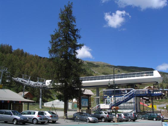 Dolní stanice kabinkové lanovky v lyžaøském støedisku Les Claux uprostøed dvoutisícových vrcholkù Pøímoøských Alp. I v létì je tu velmi živo.